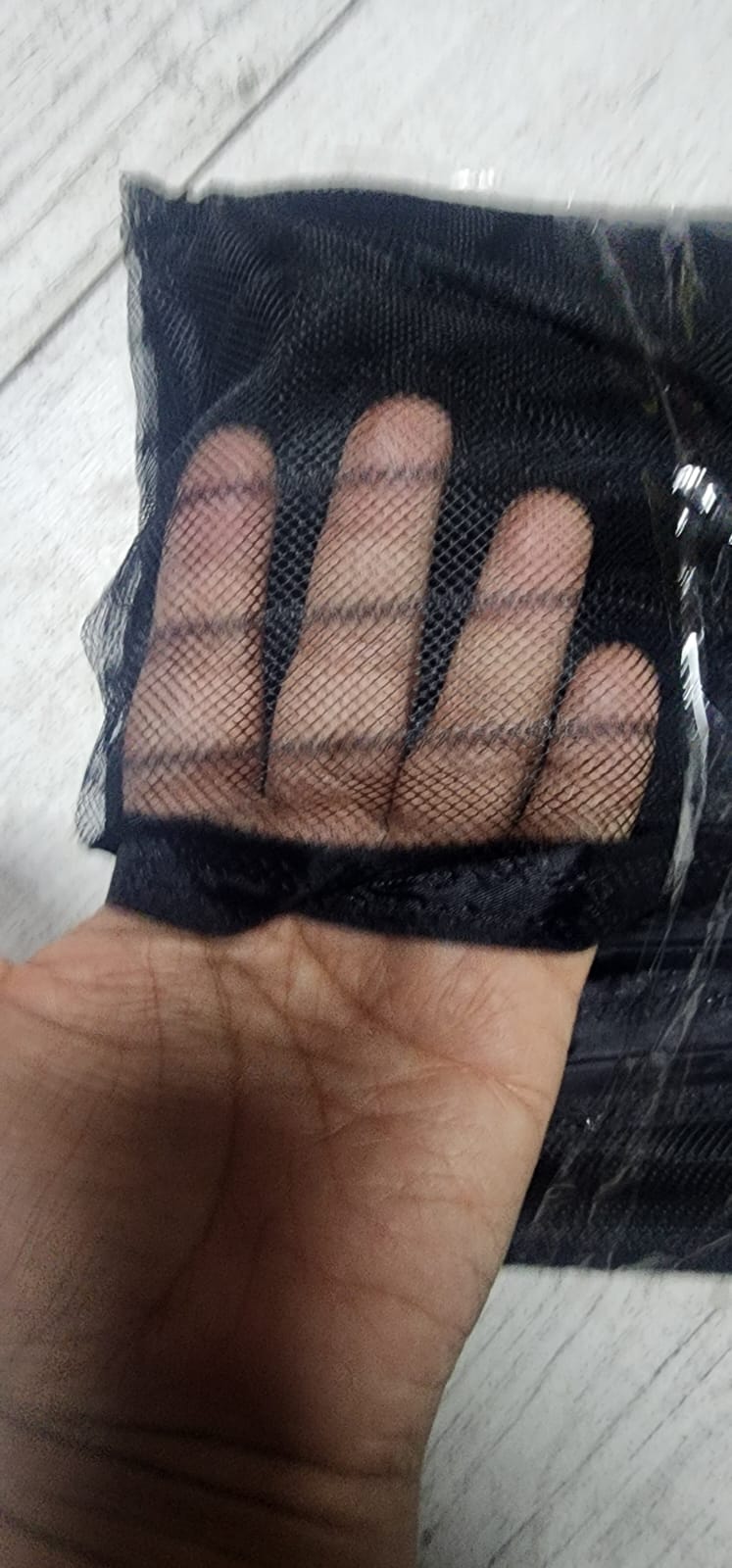 Mano a través de la malla de la cortina