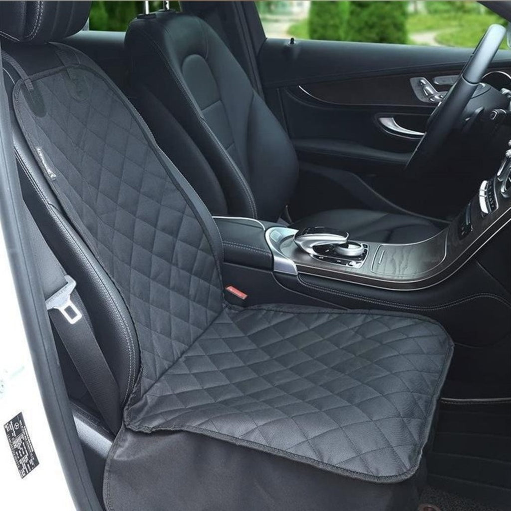 Asiento para perro negro instalado en el asiento delantero del acompañante, cubriendo respaldo y base