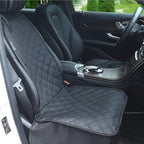 Asiento para perro negro instalado en el asiento delantero del acompañante, cubriendo respaldo y base