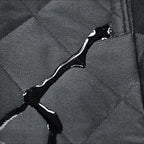 Detalle de la tela acolchada impermeable con gotas de agua sobre la superficie sin absorberse