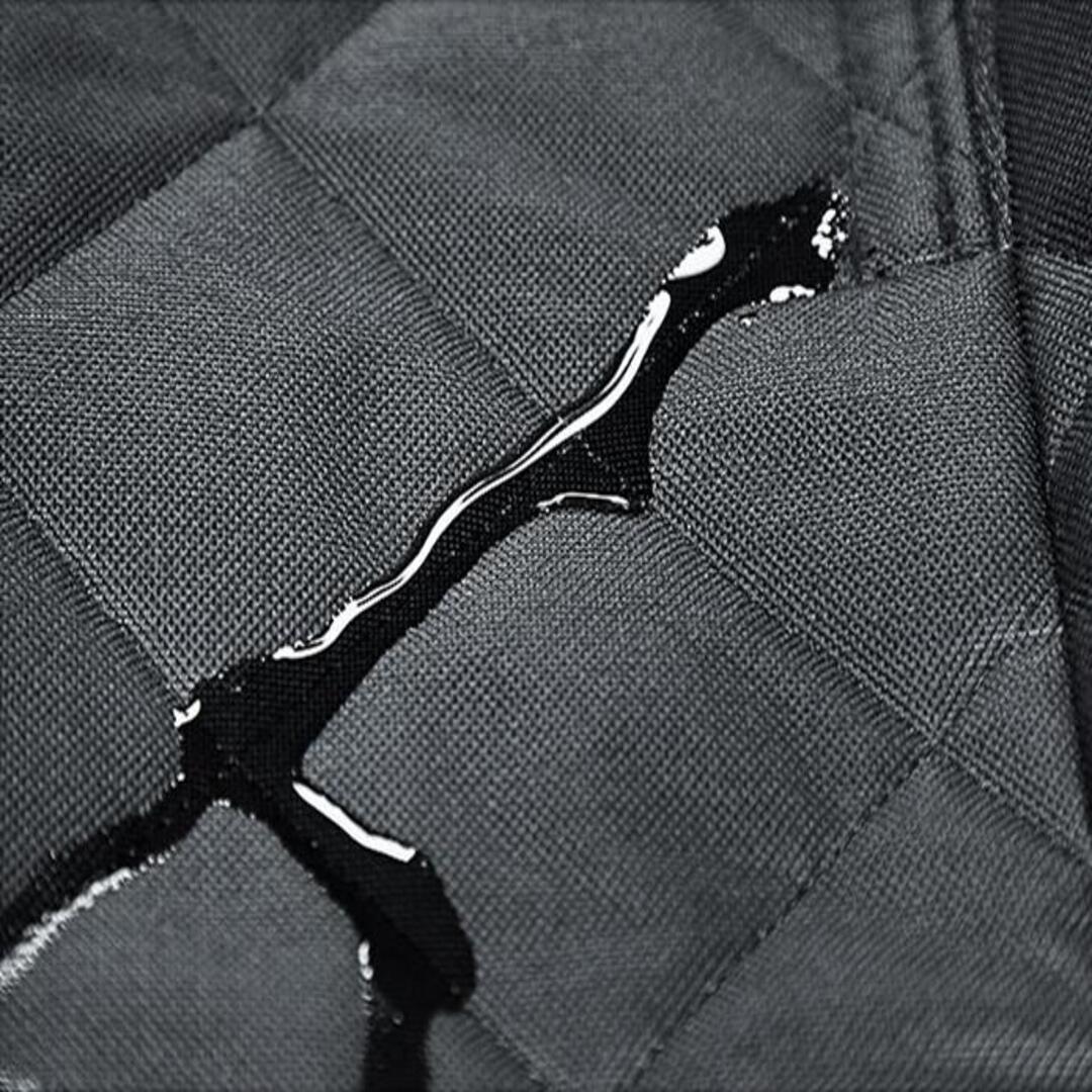 Detalle de la tela acolchada impermeable con gotas de agua sobre la superficie sin absorberse
