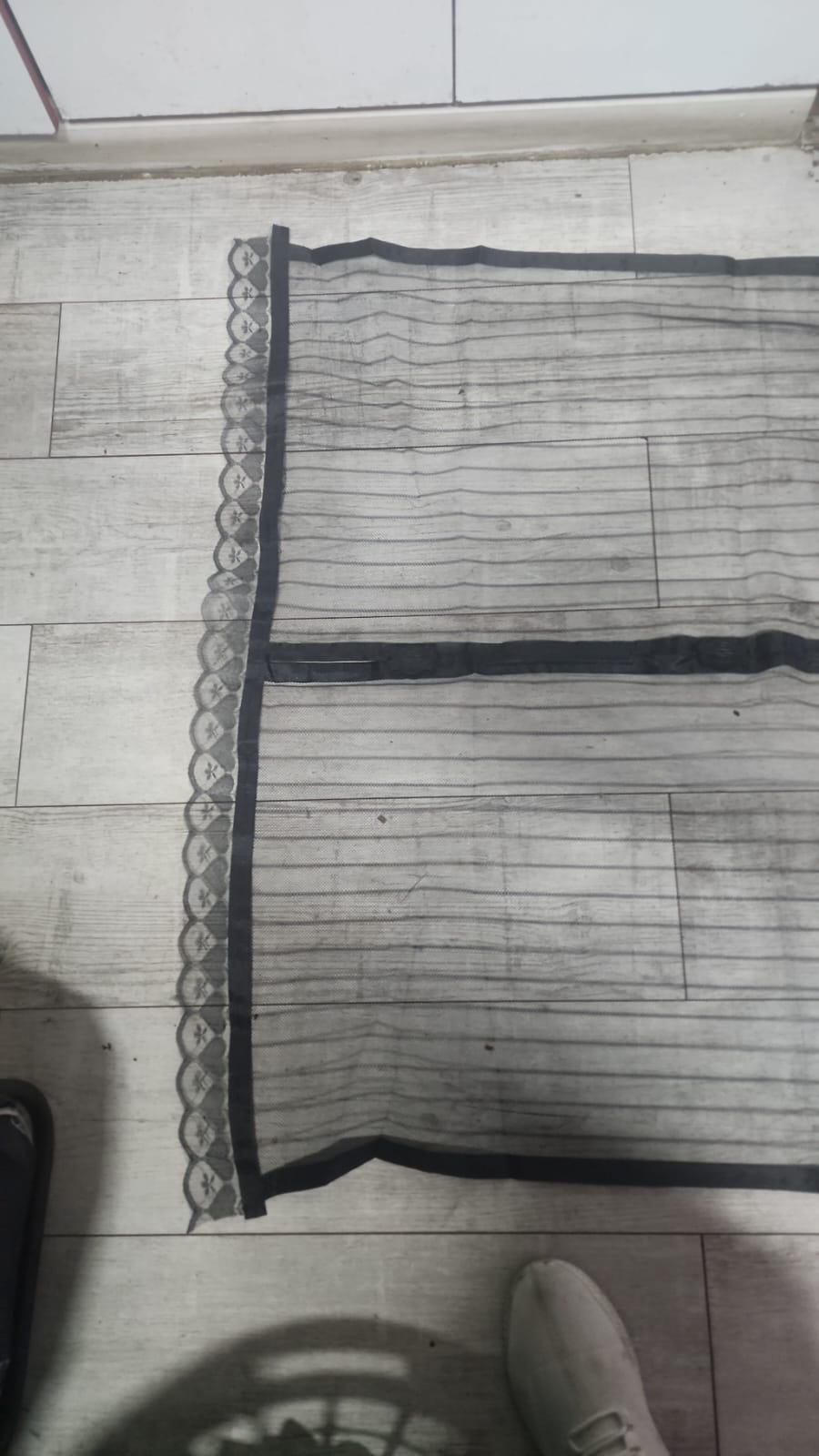 Detalle de la malla y del borde superior de la cortina