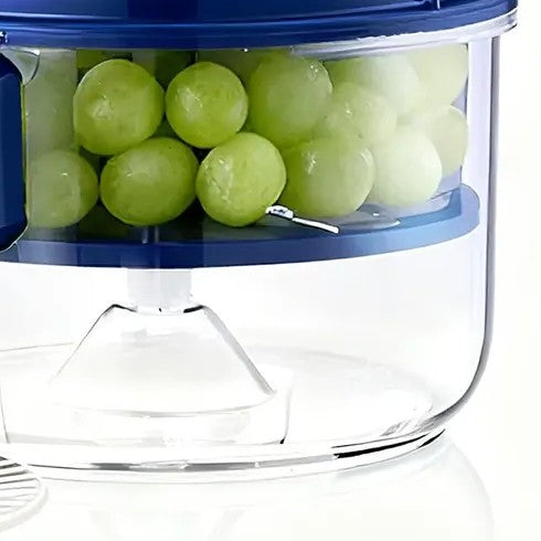 Recipiente transparente del pelador con uvas